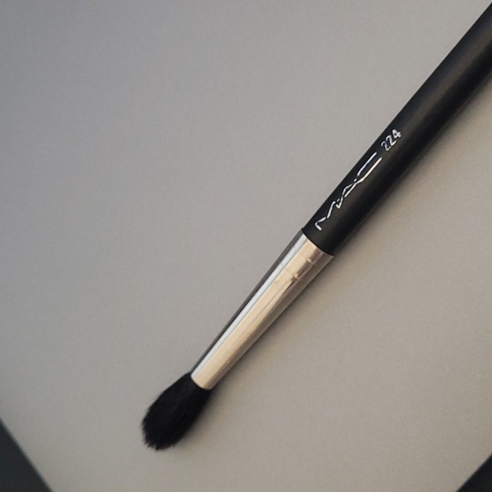 MAC 224 eyeshadow brush